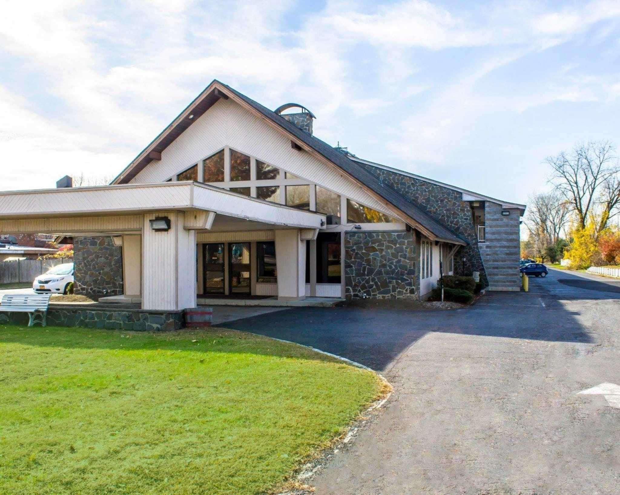 Econo Lodge Inn & Suites Colonie Center Mall Albany Exterior photo