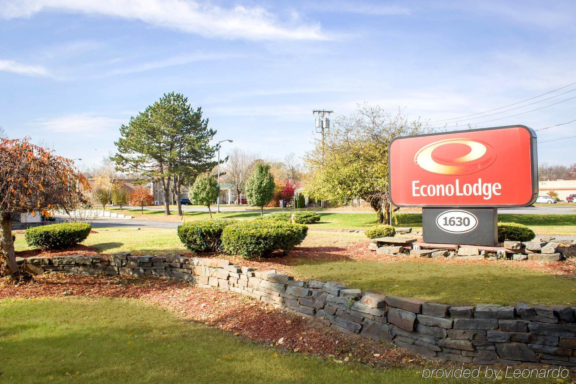 Econo Lodge Inn & Suites Colonie Center Mall Albany Exterior photo